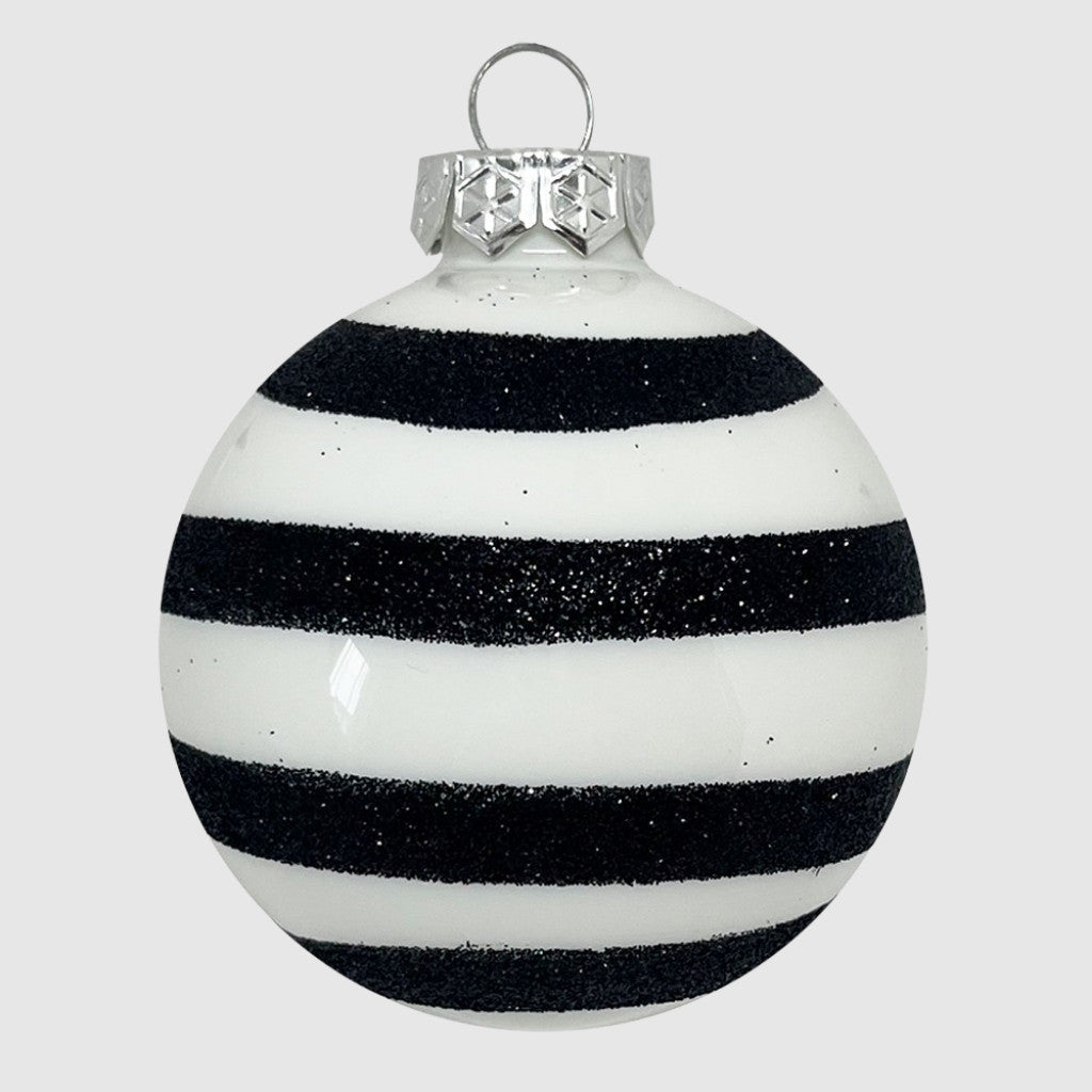 Fehér-fekete glitter csíkos kézzel festett üveggömb, 7 cm, 4. kép